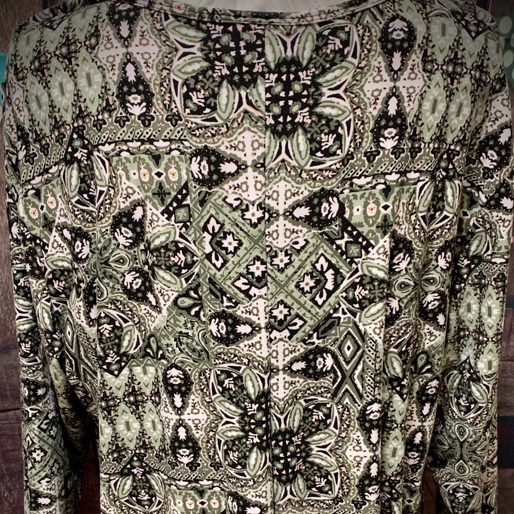Keyhole Neck Top - Picture 3 of 4